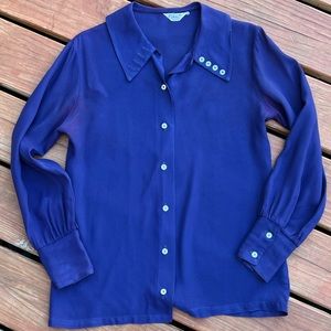Vintage button down with cute button detail on collar!